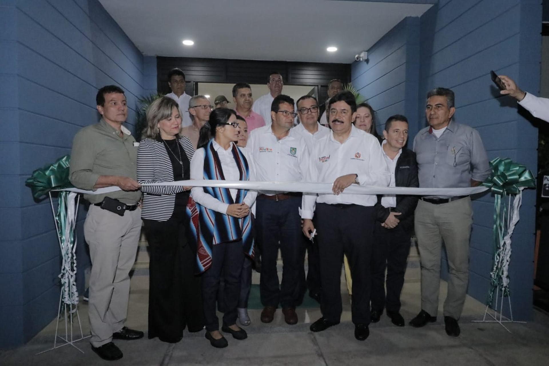 En el corte de la cinta estuvieron presentes algunos mandatarios seccionales, la gerente de Inturhuila, Maricela Castro Rayo; el Gobernador del Huila, Carlos Julio González Villa; alcalde de Pitalito Miguel Antonio Rico, José Nelsón Polania, asesor jurídico de la gobernación entre otros.